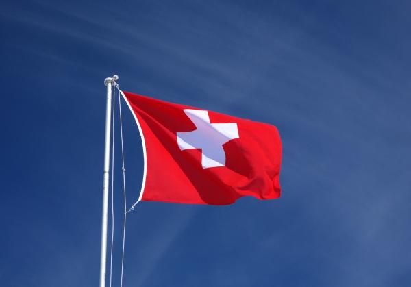Bandiera svizzera al vento