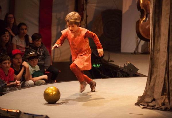 Un bambino corre dietro a una palla durante lo spettacolo Gian di Ferro.
