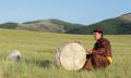 Uno dei membri dell'Alash ensemble nella steppa della Tuva.