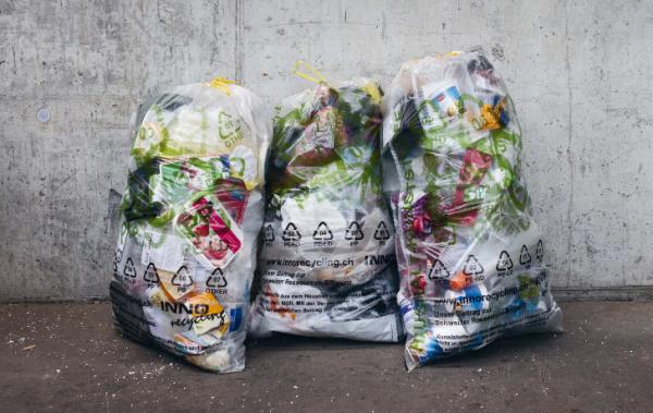 Tre sacchi trasparenti per la raccolta differenziata della plastica a Losone.