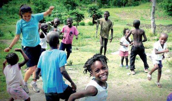 Bambini di Haiti che ballano 