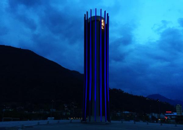 La Torre della ERL di Losone illuminata di blu