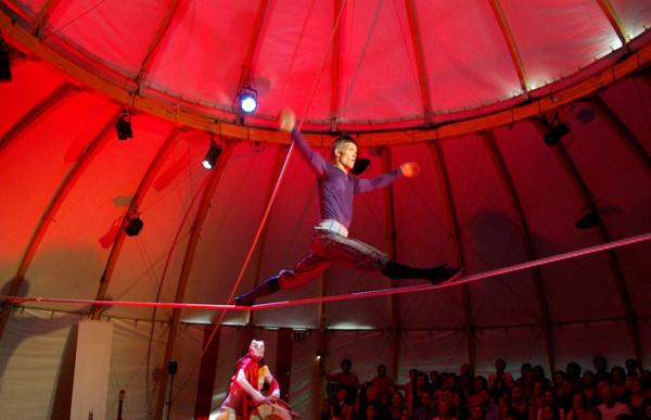 Martin in uno spettacolo acrobatico durante lo spettacolo la Fanciulla senza Mani.