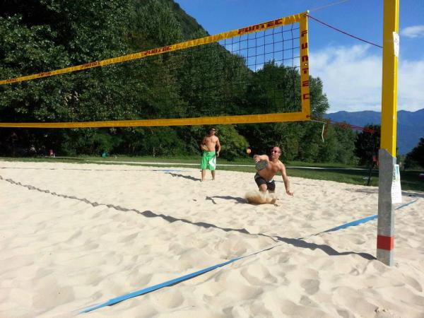 Due giocatori di beach volley al Meriggio di Losone sul fiume Maggia.